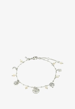 Sidabrinė grandinėlės apyrankė su keliais pakabukais ir mažais perlai. Pakabukai vaizduoja gėlių ornamentus ir pusmėnulį. Uždarymas su omaro formos sagtimi.