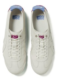 Bílé kožené tenisky s fialovými a granátovými akcenty, s šněrovacím designem, hladkým povrchem a logem na jazyku a patě.