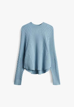 Pull en tricot côtelé bleu clair avec des manches longues, un col rond et des motifs verticaux et diagonaux texturés.