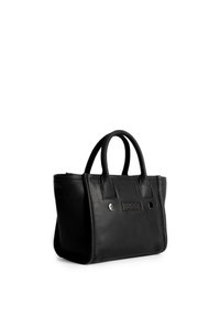 Schwarze Leder-Tote- Tasche mit zwei kurzen Griffen, rechteckiger Form und metallischen Akzenten auf der Vorderseite. Glatte Textur und minimalistisches Design.