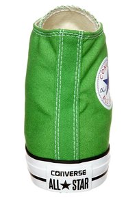 Zelené plátěné tenisky s bílou gumovou podrážkou, kontrastním černým pruhem a nášivkou loga Chuck Taylor na patě. Obsahují bílé švy.