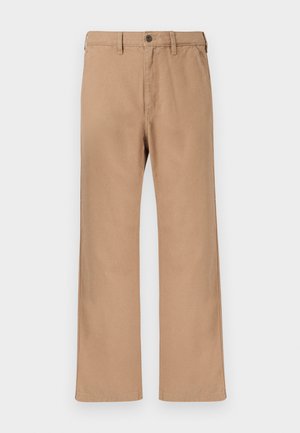 Khaki chinos o prostym kroju, wykonane z bawełnianego splotu skośnego, z zapięciem na guziki i szlufkami na pasek, gładka faktura, bez widocznych wzorów.