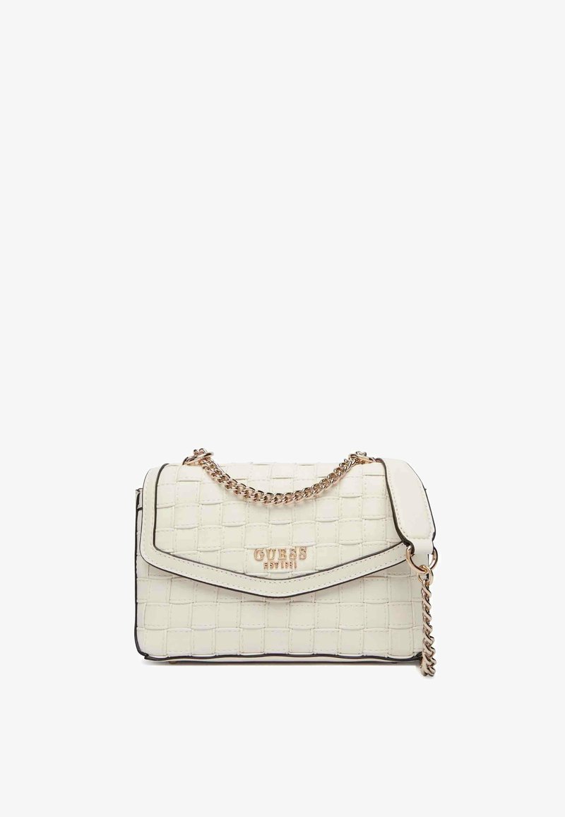 Sac bandoulière matelassé couleur crème avec une chaîne en or et un logo GUESS sur le rabat avant.