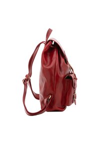 Sac à dos en cuir rouge avec une texture lisse, poche latérale, bretelles réglables et accents en métal doré.