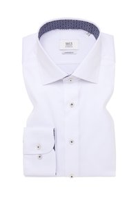 Weißes Hemd mit modernem Schnitt, das einen blauen gemusterten Innenkragen und doppelte Knöpfe an den Manschetten aufweist. Der Stoff wirkt glatt und frisch.