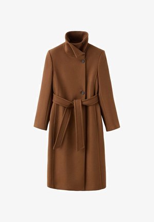 Brązowy wełniany płaszcz z wysokim kołnierzem, zapinany na pojedynczy guzik, z dopasowanym paskiem. Posiada długie rękawy i prostą sylwetkę.