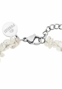 Armband aus klaren, unregelmäßig geformten Perlen mit einem silbernen Karabinerhaken und einem runden Silberanhänger, auf dem "PURFELT" eingraviert ist.