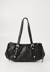 Černá kožená kabelka se staženým vrškem, stříbrnými kovovými doplňky, prodlouženými popruhy a trojúhelníkovými akcenty na spodní části. Hladký povrch.