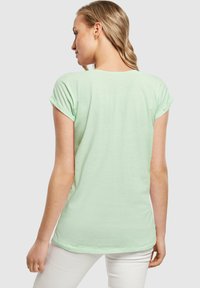 Merchcode STRONG LIKE A WOMAN EXTENDED SHOULD - T-shirts med print - neo mint
