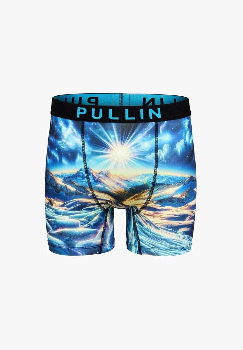 Shorts boxer pour hommes avec un imprimé de montagnes et de ciel bleu multicolore. Dotés d'une ceinture noire avec "PULLIN" en lettres bleu vif.