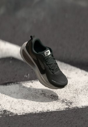 VOMERO 18 - Chaussures de running sur route - med ash/black/college grey/pale ivory/cave stone
