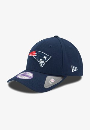 Granatowa czapka z materiału z haftowanym logo New England Patriots z przodu, z zaokrąglonym daszkiem i regulowanym dopasowaniem.