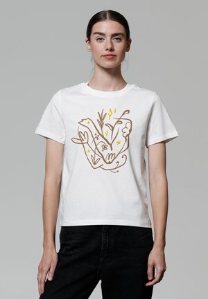 Witte katoenen t-shirt met een bruine en gele geïllustreerde afbeelding van handen en planten, met een relaxte pasvorm en korte mouwen.