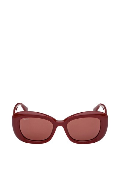 Gafas de sol rojas de gran tamaño con una montura de plástico brillante y lentes ligeramente tintadas. El diseño presenta una forma de ojos de gato y patillas elegantes.