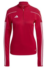 Roter sportlicher Pullover mit hohem Kragen, Frontreißverschluss, strukturierten Schultern und weißen Streifenakzenten an den Ärmeln. Glatte Stoffoberfläche.