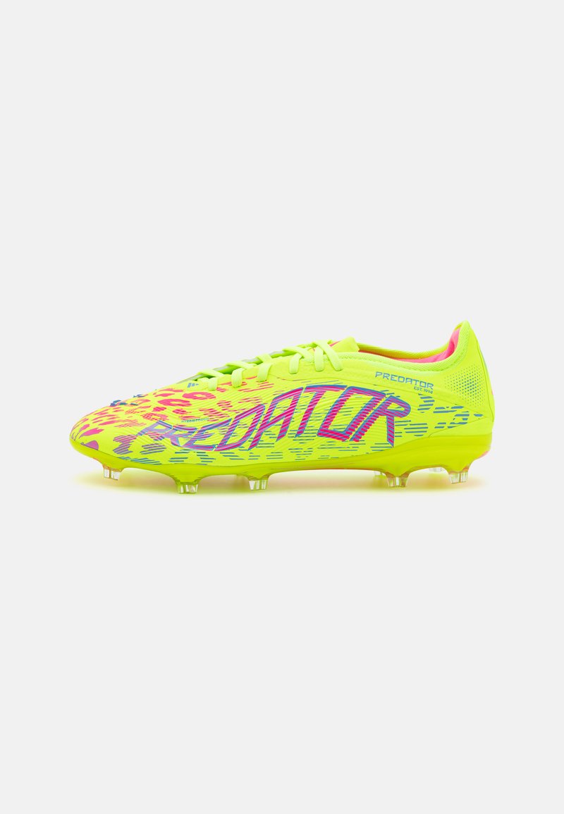 Chaussure de football jaune vif avec une surface texturée, des accents roses et un graphique frappant "PREDATOR" en violet. Présente un design léger et des crampons.