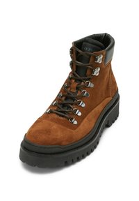 Braune Wildleder-Wanderschuhe mit einem schwarzen Lederkragen, Metallösen und einer dicken, robusten Gummisohle mit tiefen Profilmuster für besseren Halt.