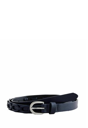 Tmavě modrý kožený pásek se stříbrnou kovovou přezkou a zapleteným detailem po jedné straně, stočený na bílém pozadí.