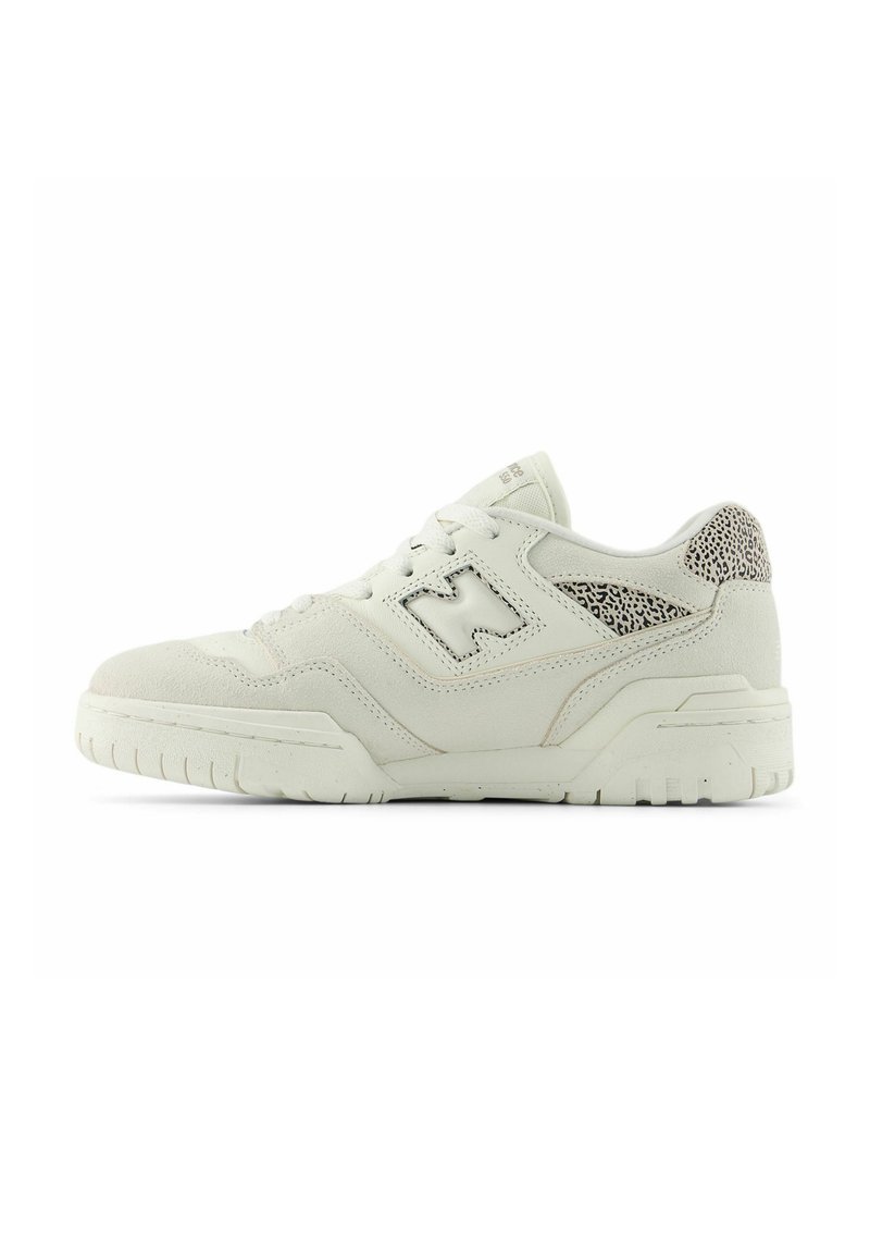 Weiße Wildleder-Sneaker mit texturierten Akzenten. Niedrigschnitt-Design, mit gesticktem Logo und einer Gummisohle mit markantem Profil.