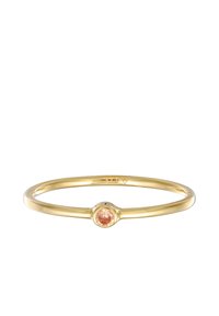 Guld ring med et glat, afrundet design, der har en central pink ædelsten. Ringen er tynd og poleret, med synlige stempler.
