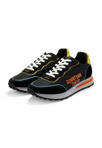 Sneaker sportive nere con lacci bianchi, dettagli gialli e stampa "DOWNTOWN TOKYO". Presentano una tomaia testurizzata e una suola ammortizzata.