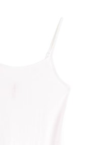 Vit ärmlös camisole med tunna axelband, lätt tyg, slät yta, rundad halsringning och minimalistisk design. Inga synliga mönster eller detaljer.