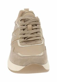 Sneaker beige caratterizzato da una combinazione di materiali in camoscio e mesh, punta rotonda, design con lacci e sottili accenti metallici.