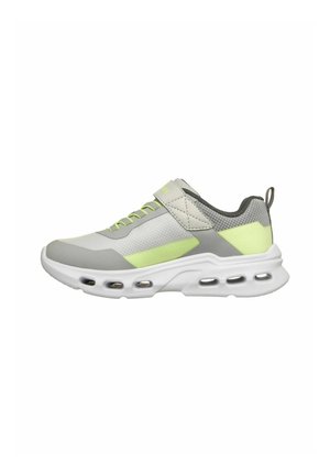 Scarpa sportiva grigio chiaro e verde neon con fori di ventilazione nella suola, tomaia in mesh, cinturino in velcro e linguetta sul tallone.