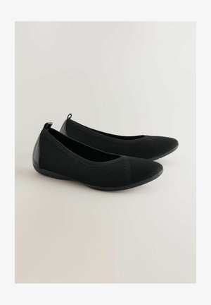 Čierne baletné balerínky so sieťovinou, textúrovaným vrškom, zaoblenou špičkou a hladkými čiernymi detailmi na päte. Pružná podrážka pre pohodlie a ľahký pohyb.