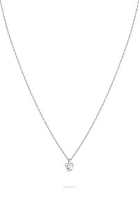 Zilveren ketting met een kleine, heldere hartvormige kristallen hanger in het midden op een witte achtergrond.