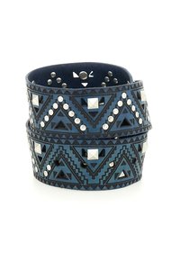 Braccialetto in pelle blu con motivi geometrici, borchie in argento e ritagli, caratterizzato da una finitura testurizzata e un design a strati.