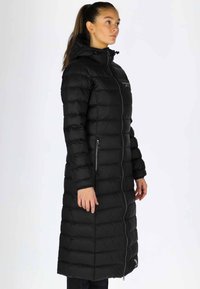 Długi czarny płaszcz puchowy z kapturem, charakteryzujący się poziomym pikowaniem, zamek z przodu oraz dwiema kieszeniami bocznymi. Gładki, wodoodporny materiał.