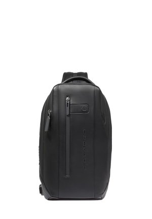 Schwarzer eleganter Leder-Rucksack mit vertikalem Frontreißverschlussfach, geprägtem Markennamen und Tragegriff oben, vor weißem Hintergrund dargestellt.
