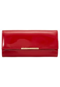 Clutch in vernice rossa con un design rettangolare elegante, che presenta un accento dorato del marchio sul davanti. Texture liscia con una finitura lucida.
