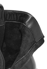 Stivale in pelle nera con un interno morbido e texture. Presenta un bordo superiore liscio e una cerniera lungo il lato per un accesso facile.