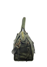 Sac en cuir vert olive avec anse tressée, poches latérales, quincaillerie dorée et décoration surpiquée. Forme compacte et structurée avec fermeture éclair.