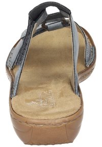 Szare skórzane sandały z otwartym tyłem, miękka zamszowa wkładka i trwała gumowa podeszwa. Mają regulowane paski zapewniające pewne dopasowanie.