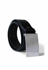 Schwarzer Ledergürtel mit einer glatten, rechteckigen silbernen Metallschnalle. Der Gürtel hat mehrere Einstelllöcher und ist ordentlich zusammengerollt.