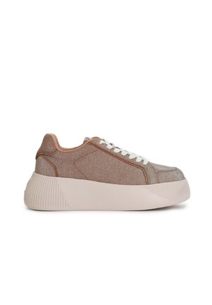 Sneakers beige glitterati con punta arrotondata, lacci bianchi, colletto imbottito e suola bianca spessa con un motivo testurizzato.