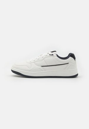 Sneakers - white