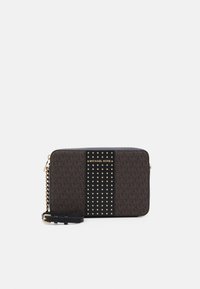 Brun mønstret tekstil clutch med en guldbesat sort stribe, guldhardware og en aftagelig kædestrop. Michael Kors branding inkluderet.