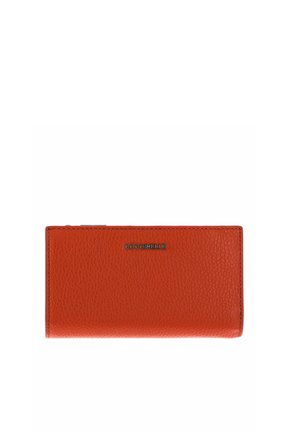Portefeuille en cuir texturé orange avec logo argenté "COCCINELLE" centré sur le devant, forme rectangulaire avec bords cousus.
