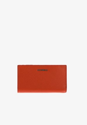 Portefeuille en cuir texturé orange avec logo argenté "COCCINELLE" centré sur le devant, forme rectangulaire avec bords cousus.