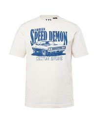 Bílý bavlněný tričko s modrou grafickou potiskem auta a textem "URBAN SPEED DEMON CUSTOM ENGINE." Krátké rukávy a kulatý výstřih.