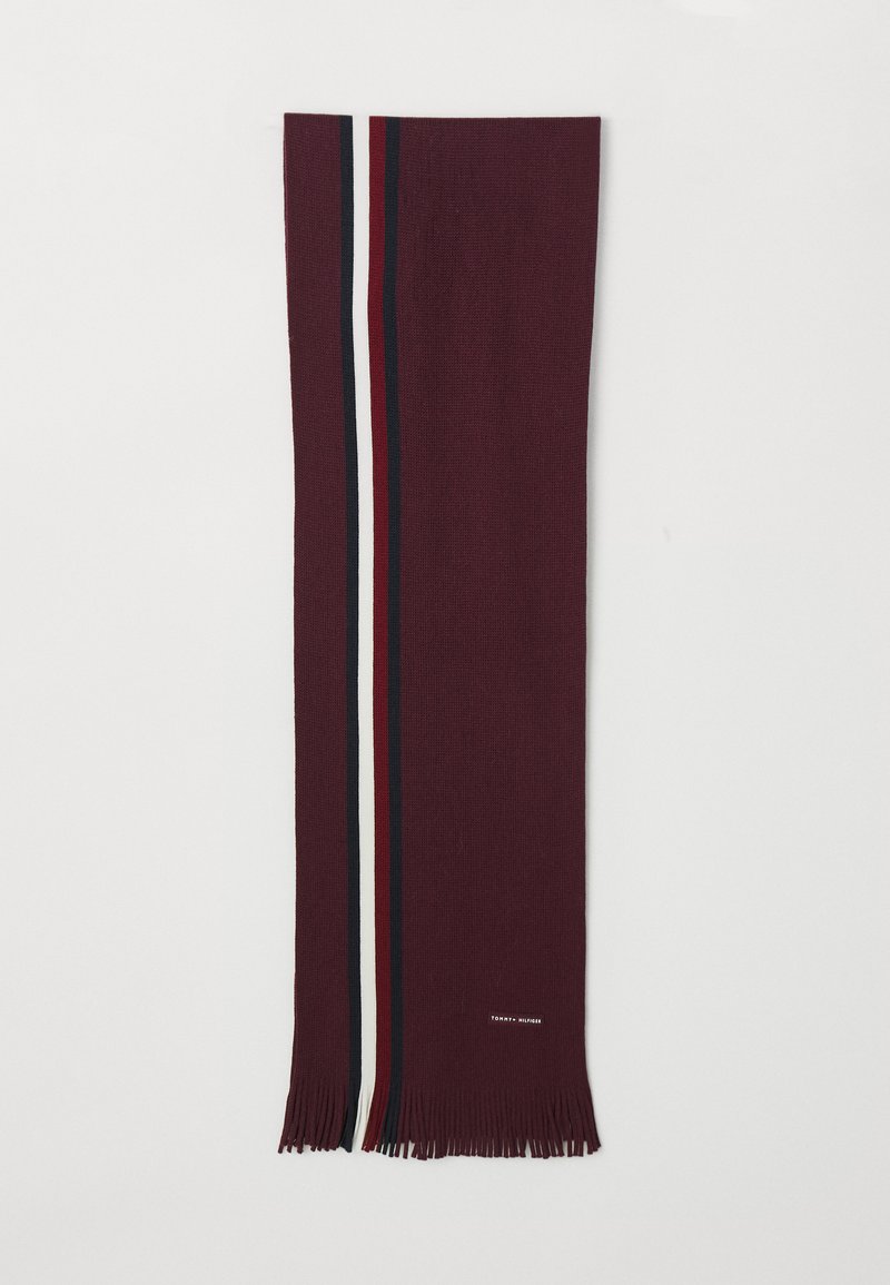 Sciarpa bordeaux con estremità frangiate, caratterizzata da due strisce verticali bianche e blu scuro, e un logo discreto sul bordo inferiore.