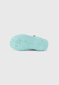 Sola de sapato de borracha azul clara com padrões florais e orifícios de ventilação, com "Superfit" e tamanho "23" em relevo na lateral.