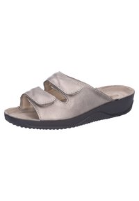 Helle bronzefarbene Riemchensandalen mit zwei verstellbaren Klettverschlüssen, offener Zehenpartie, gepolsterter Innensohle und schwarzem Gummisohle.