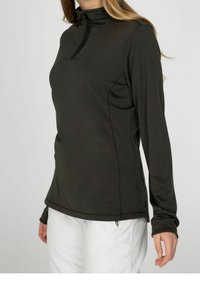 Top a maniche lunghe di colore verde scuro, progettato per le performance, con colletto alto e zip a metà. Presenta cuciture piatte e una silhouette aderente. Tessuto morbido e elasticizzato.