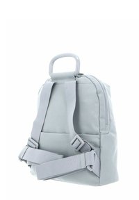 Zaino grigio con design strutturato, materiale in tessuto, spallacci regolabili e manico superiore. Scomparto con cerniera e texture sottile.