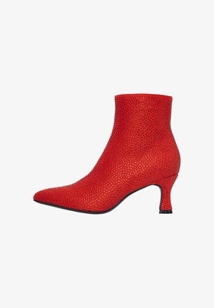 Røde ankelstøvler med spids tå, dækket af små rhinsten og en mellem-hæls design for et struktureret look. Sort sål.
